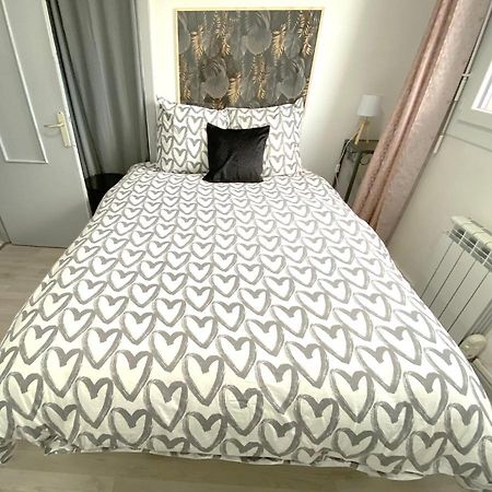 Le Cafe Charmant, Appartement Dans Immeuble Avec Parking Barriere, Balcon L'Arbresle Exterior photo